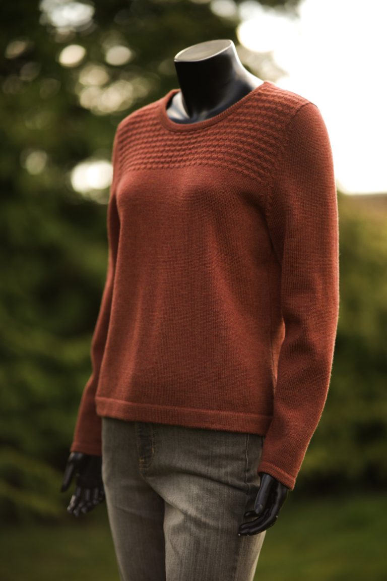 210912 – Bluse med bærestykke i Tuck – Masken & JunoGarn